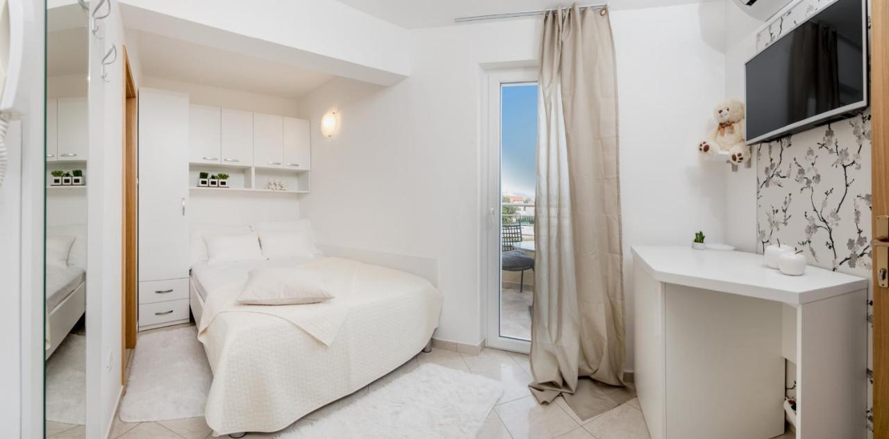 Apartments And Rooms With Parking Space Rogoznica - 10339 Экстерьер фото
