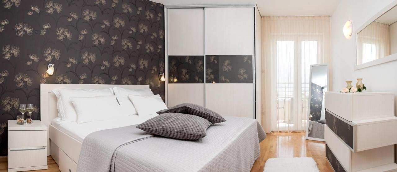 Apartments And Rooms With Parking Space Rogoznica - 10339 Экстерьер фото