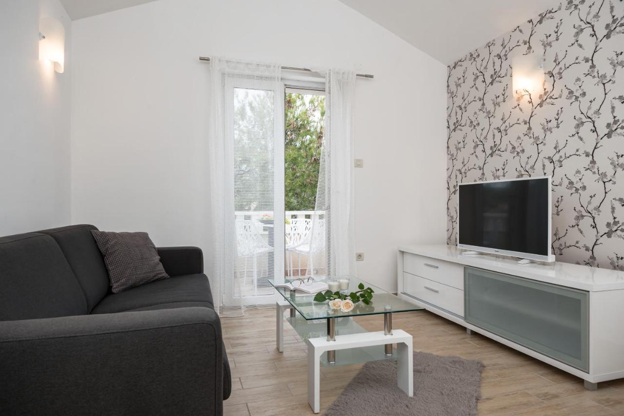 Apartments And Rooms With Parking Space Rogoznica - 10339 Экстерьер фото