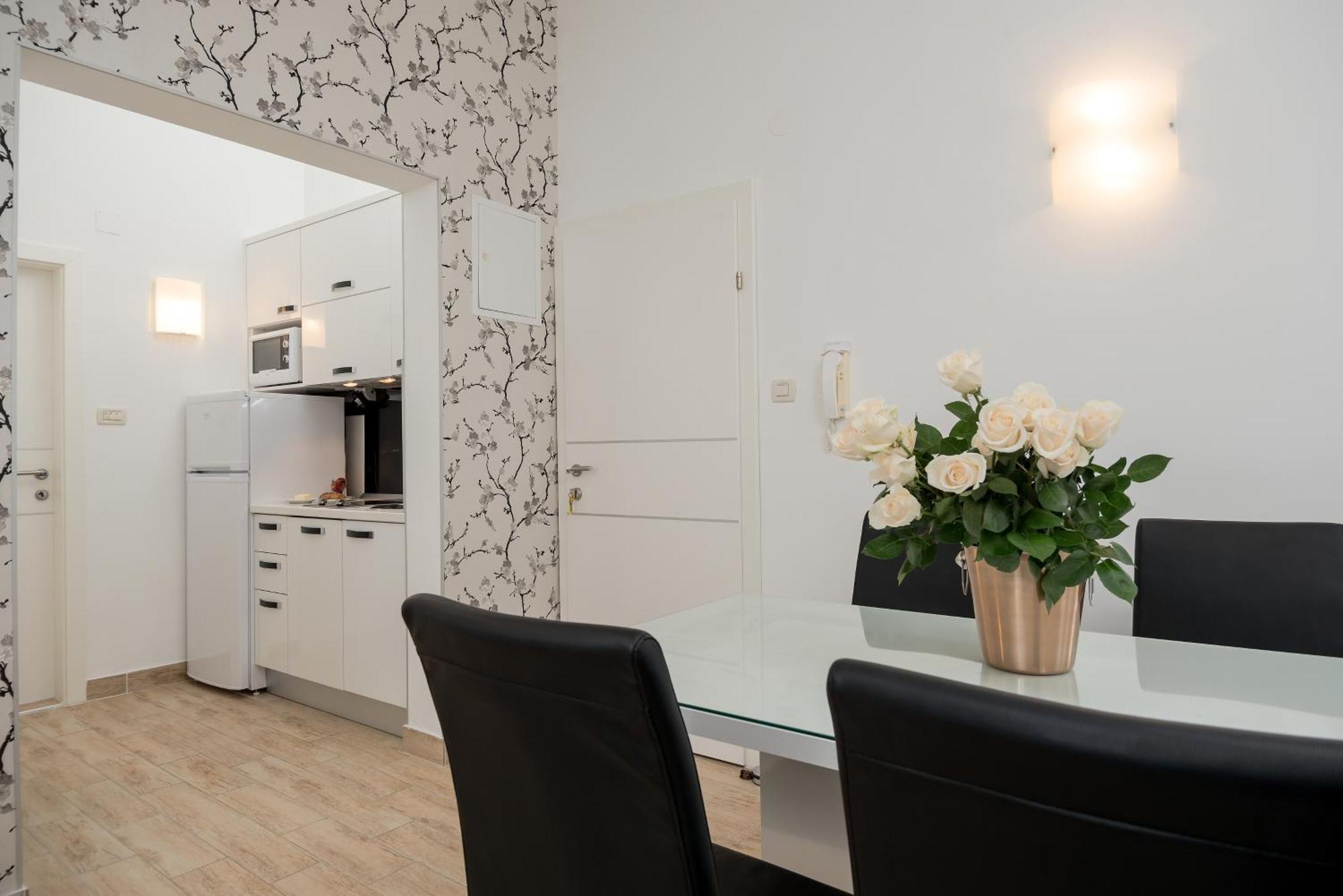 Apartments And Rooms With Parking Space Rogoznica - 10339 Номер фото