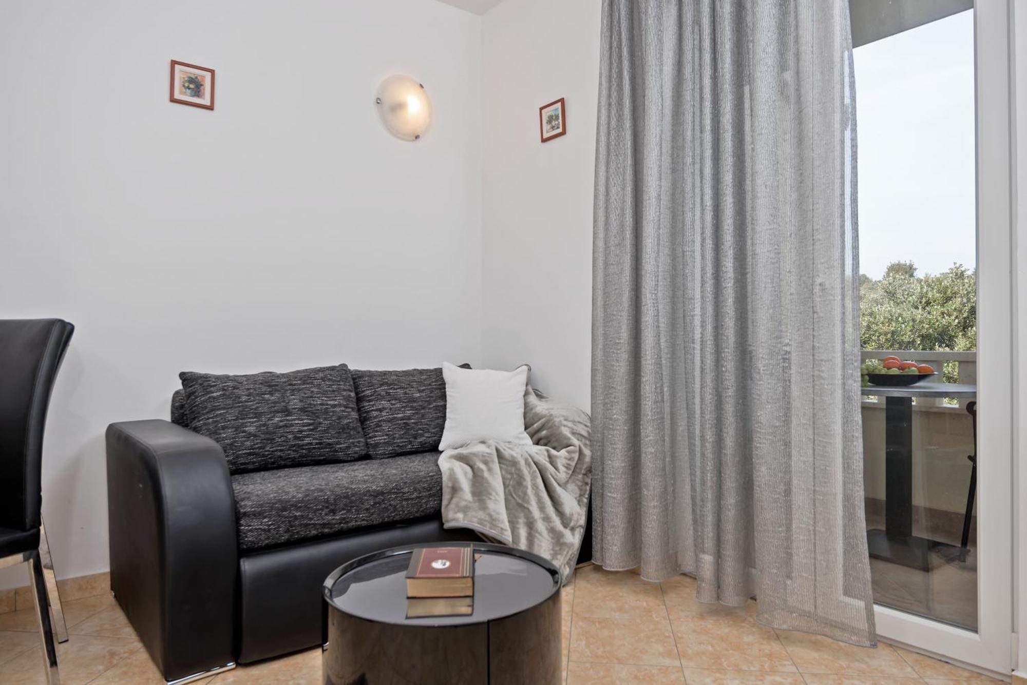 Apartments And Rooms With Parking Space Rogoznica - 10339 Номер фото