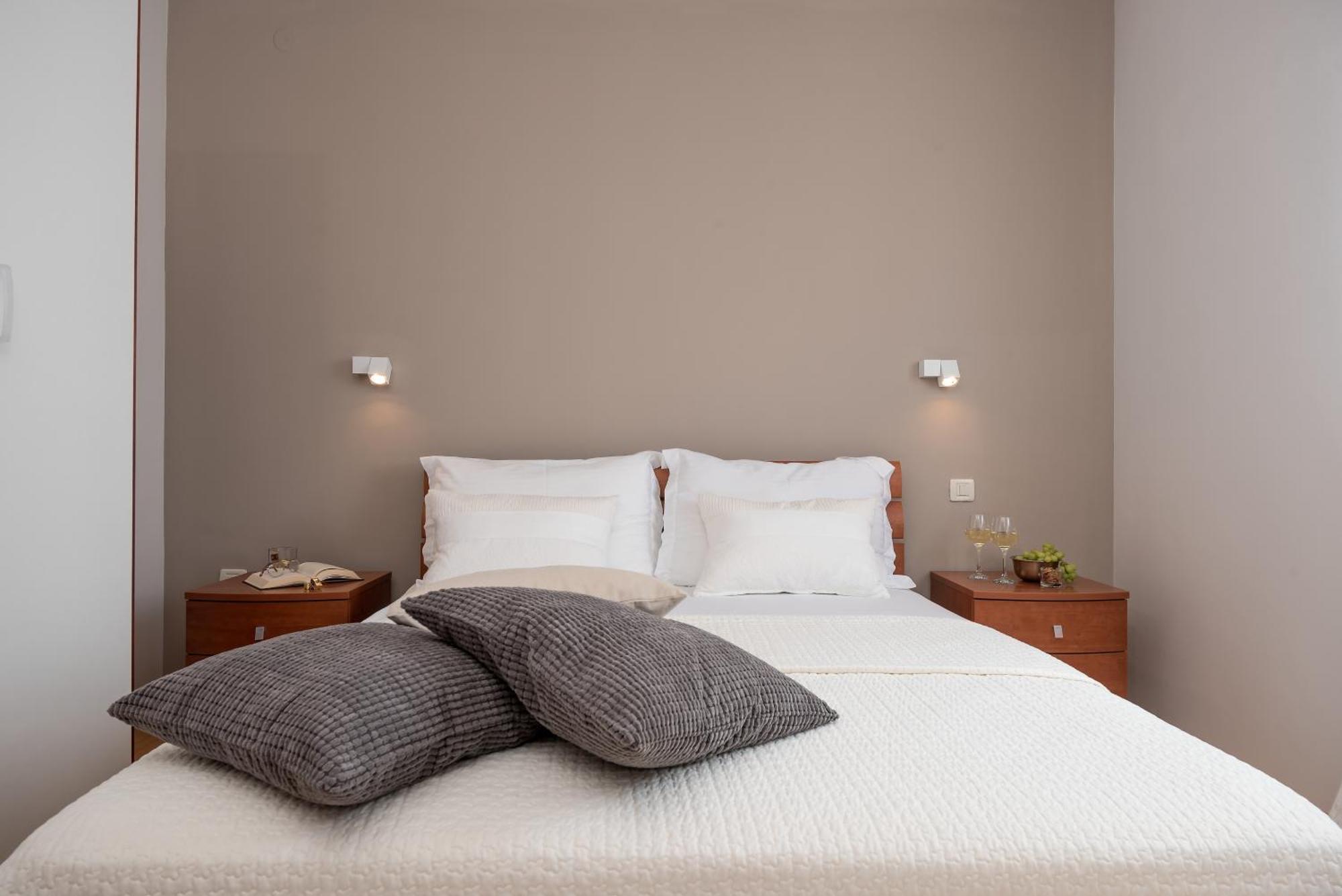 Apartments And Rooms With Parking Space Rogoznica - 10339 Номер фото