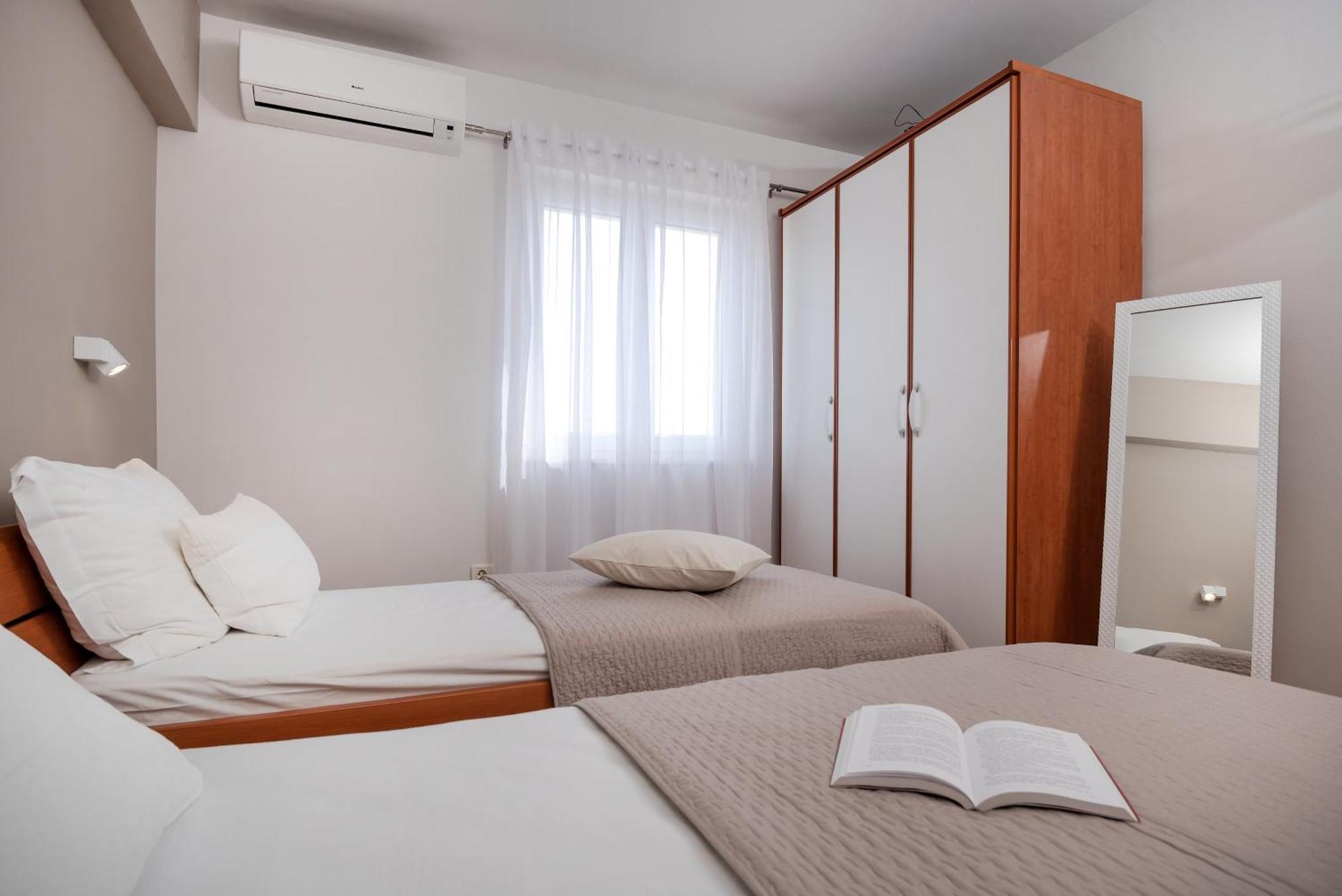 Apartments And Rooms With Parking Space Rogoznica - 10339 Номер фото
