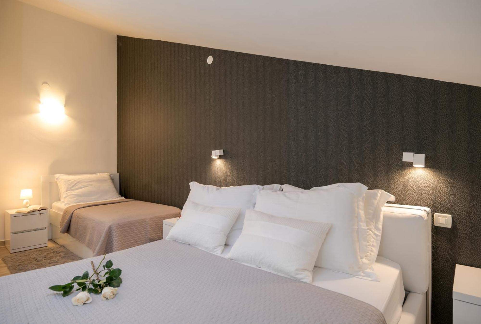 Apartments And Rooms With Parking Space Rogoznica - 10339 Номер фото