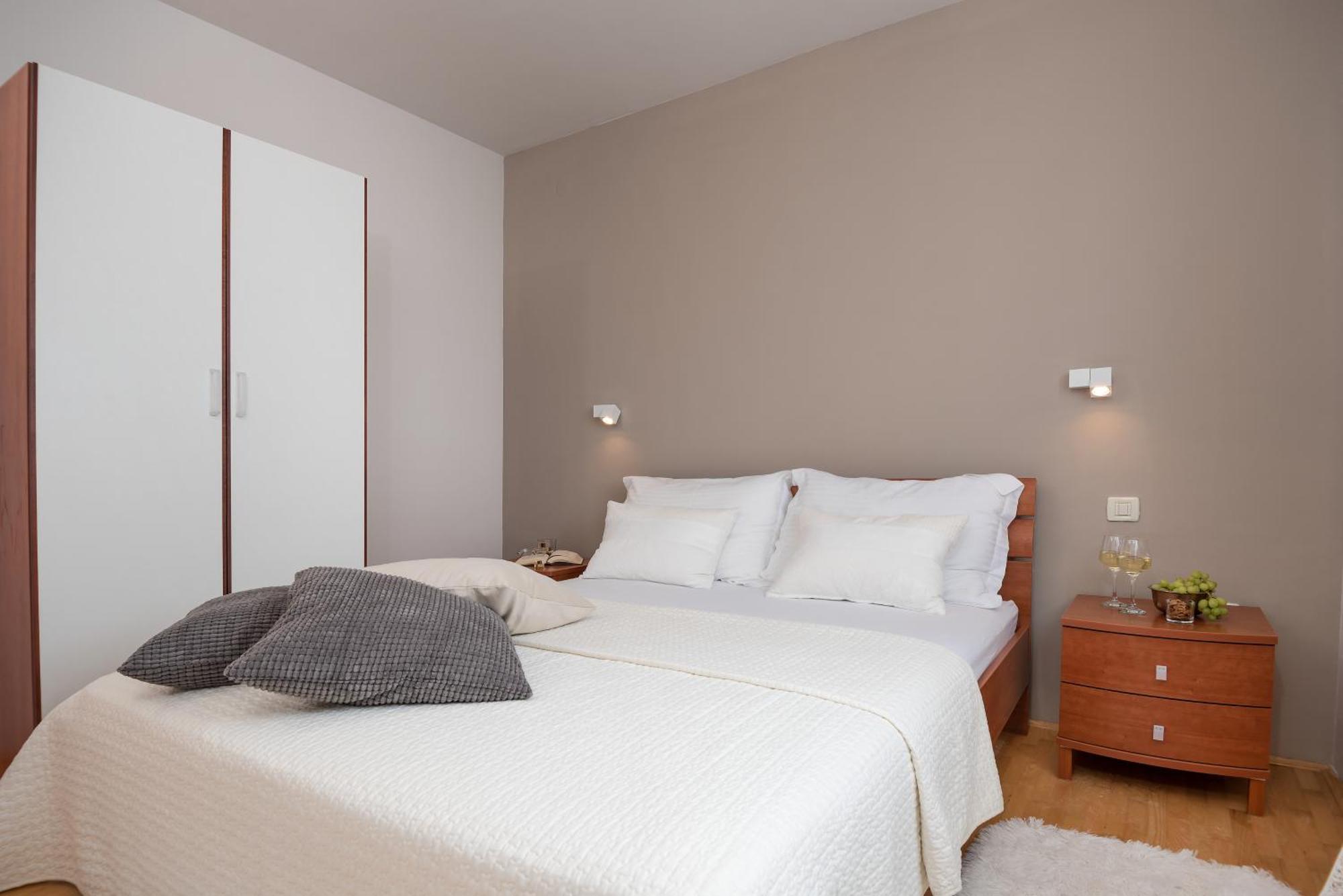 Apartments And Rooms With Parking Space Rogoznica - 10339 Номер фото