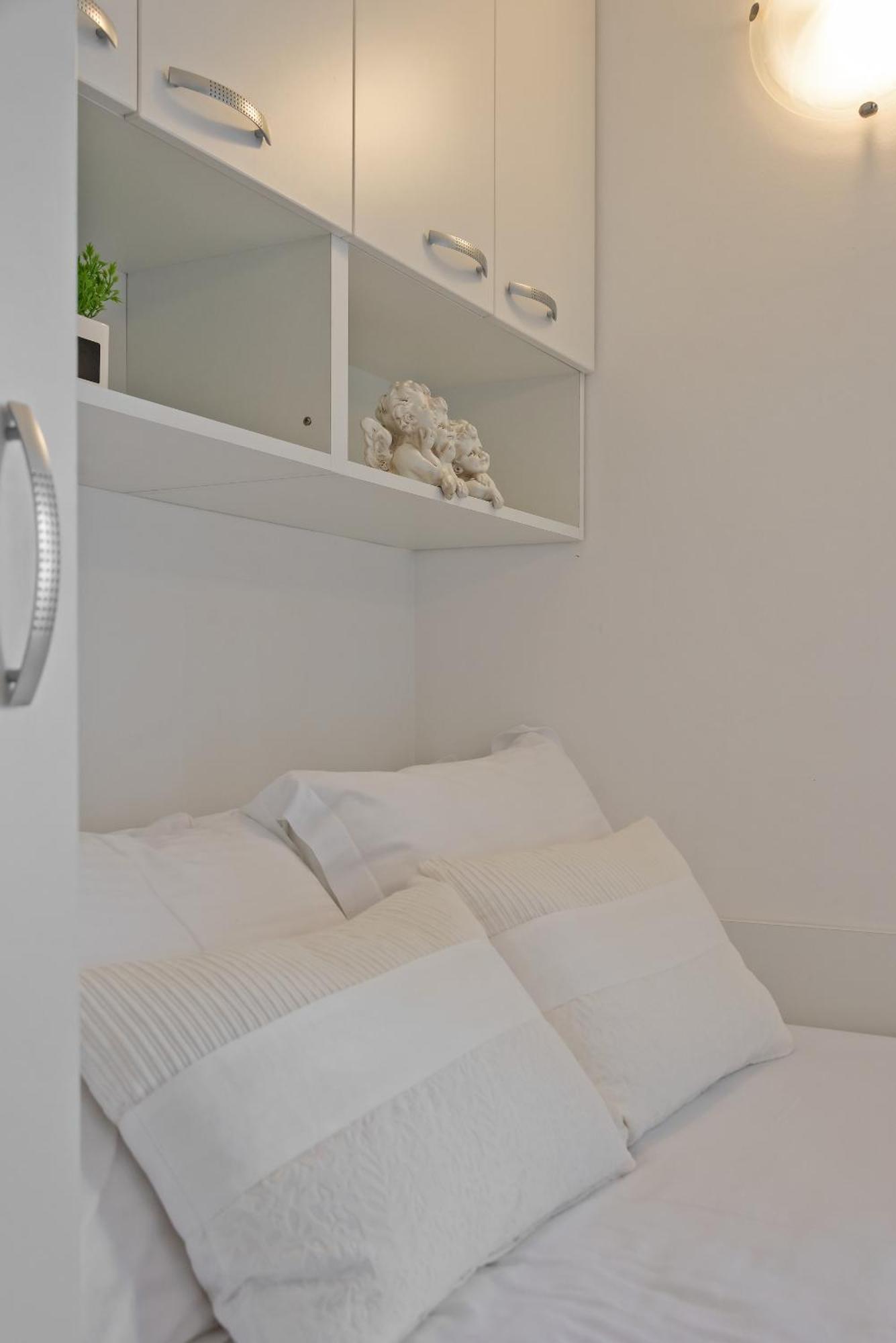 Apartments And Rooms With Parking Space Rogoznica - 10339 Номер фото